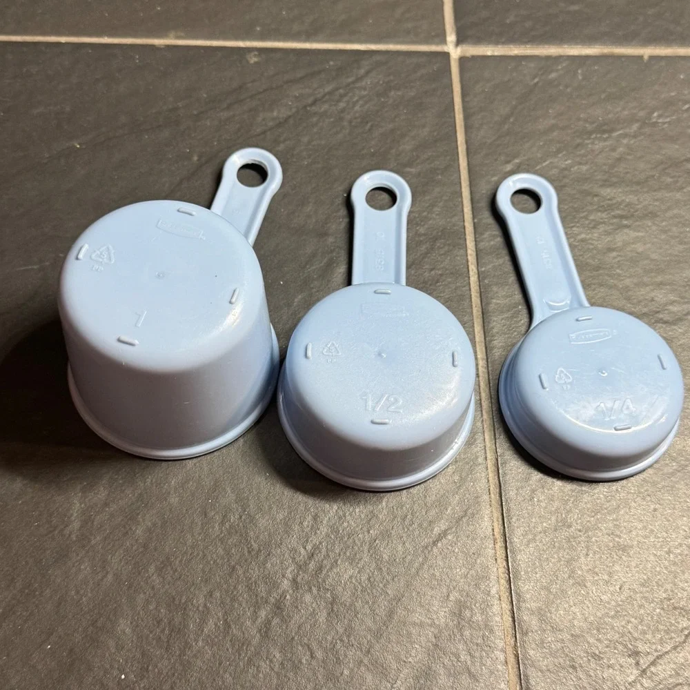 Vintage Rubbermaid and Arrow Blue Plastic Measuring Cup Set 4 Piece Mixed Lot